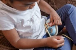 PlanToys Holzspielzeug Schnürsenkel-Orchard -Trixie Verkäufe 5409 5