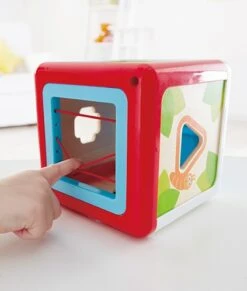 Hape E0507 - Sortierbox Gartenhütte, Farben-und Formensortierwürfel -Trixie Verkäufe e0507