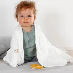 Fehn 056334 Jerseydecke Mit Nilpferd FehnNATUR – Kuschelige Babydecke Mit Knister-Spielzeug Aus 100% Bio-Baumwolle Für Babys Und Kleinkinder Ab 0+ Monaten – Größe: 100 X 70 Cm -Trixie Verkäufe fehn 056334 jerseydecke mit nilpferd fehnnatur kuschelige babydecke mit knister spielzeug aus 100 bio baumwolle fuer babys und kleinkinder ab 0plus monaten groesse 100 x 70 cm