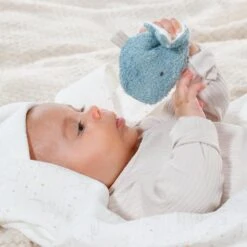 Fehn 056365 Musselindecke Mit Wal FehnNATUR – Weiche Babydecke Mit Knister-Spielzeug Aus 100% Bio-Baumwolle Für Babys Und Kleinkinder Ab 0+ Monaten – Größe: 135 X 100 Cm 5 Fehn 056365 Musselindecke Mit Wal FehnNATUR – Weiche Babydecke Mit Knister-Spielzeug Aus 100% Bio-Baumwolle Für Babys Und Kleinkinder Ab 0+ Monaten – Größe: 135 X 100 Cm -Trixie Verkäufe fehn 056365 musselindecke mit wal fehnnatur weiche babydecke mit knister spielzeug aus 100 bio baumwolle fuer babys und kleinkinder ab 0plus monaten groesse 135 x 100 cm 3