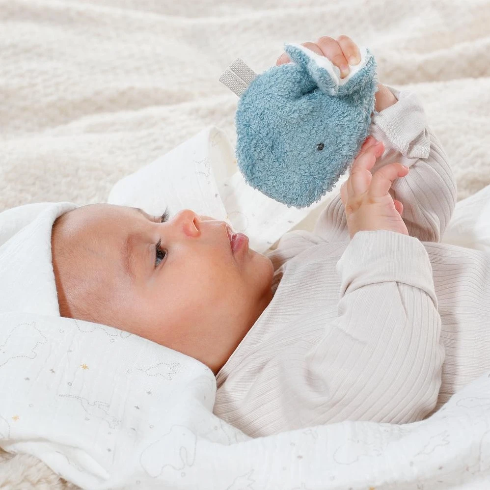 Fehn 056365 Musselindecke Mit Wal FehnNATUR – Weiche Babydecke Mit Knister-Spielzeug Aus 100% Bio-Baumwolle Für Babys Und Kleinkinder Ab 0+ Monaten – Größe: 135 X 100 Cm 3 Fehn 056365 Musselindecke Mit Wal FehnNATUR – Weiche Babydecke Mit Knister-Spielzeug Aus 100% Bio-Baumwolle Für Babys Und Kleinkinder Ab 0+ Monaten – Größe: 135 X 100 Cm – Bild 3