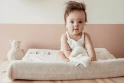Snoozebaby Wickelauflage Happy Dressing Stone Beige - 45 X 70cm GOTS -Trixie Verkäufe snoozebaby organic changing cover happy dressing 45 x 70cm stone beige