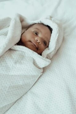 Snoozebaby Wickeldecke Trendy Wrapping Stone Beige - 90x110cm 9 Snoozebaby Wickeldecke Trendy Wrapping Stone Beige - 90x110cm -Trixie Verkäufe snoozebaby organic wrap blanket trendy wrapping 90x110cm stone beige