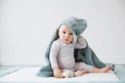 Snoozebaby Playmat (Cheerful Playing) Gray Mist -Trixie Verkäufe snoozebaby playing cloth cheerful playing 75x95cm gray mist