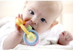 Tolo Baby Rassel Dreieck - Pastell Farbe -Trixie Verkäufe tolo baby rassel dreieck pastell farbe 3