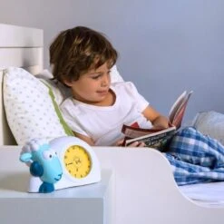 Duracell Zazu Kids Sam Das Schaf Pädagogischer Wecker Kinder - Schlaftrainer Kinder - Für Mädchen Und Jungen - Intelligentes Lernen Von Schlafen Und Aufwachen Mit LED Kinderwecker - Blau -Trixie Verkäufe zazu kids sam das schaf paedagogischer wecker kinder schlaftrainer kinder fuer maedchen und jungen intelligentes lernen von schlafen und aufwachen mit led kinderwecker blau 3