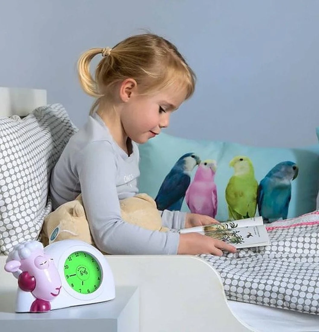 Duracell Zazu Kids Sam Das Schaf Pädagogischer Wecker Kinder - Schlaftrainer Kinder - Für Mädchen Und Jungen - Intelligentes Lernen Von Schlafen Und Aufwachen Mit LED Kinderwecker - Rosa 2 Duracell Zazu Kids Sam Das Schaf Pädagogischer Wecker Kinder - Schlaftrainer Kinder - Für Mädchen Und Jungen - Intelligentes Lernen Von Schlafen Und Aufwachen Mit LED Kinderwecker - Rosa – Bild 2